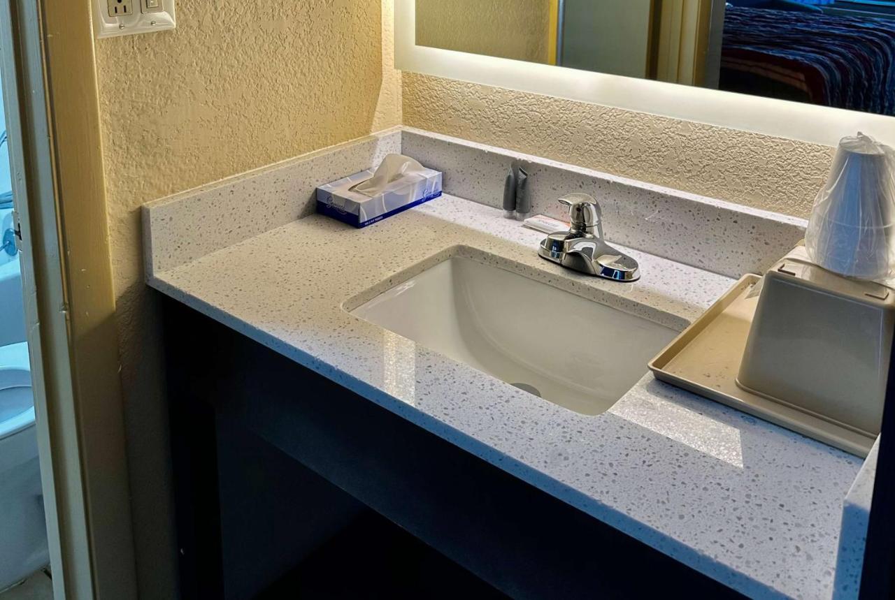 Days Inn By Wyndham Charlotte Northlake Exterior foto